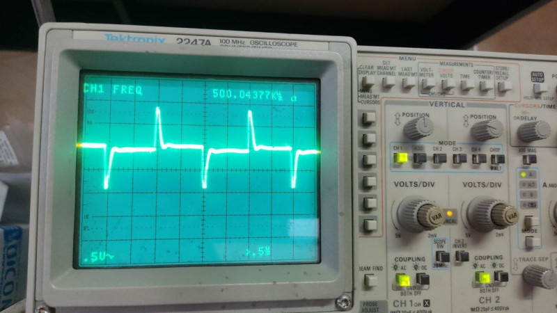 Точка з'єднання С3 і С5, 1.75Vpp